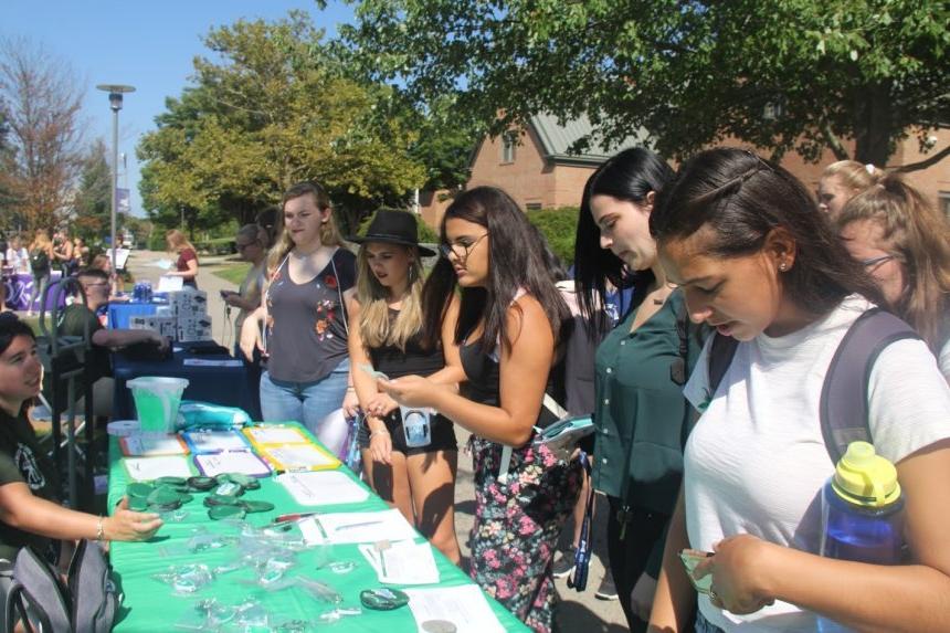 Students 学习 about 俱乐部 and 组织 at the Involvement Fair